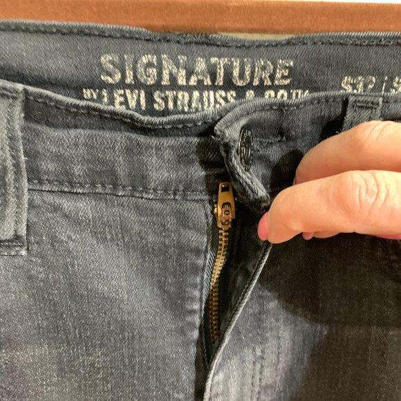 Pre-loved, Signature By Levi Strauss & Co. Black Distressed Unisex Jean, 32x30 - Picture 5 of 16